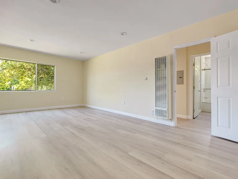 1070 W Kensington Rd #2 — Photo 4