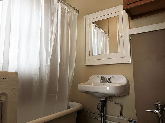 5th image of 2464 Harney St APT 7