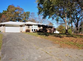 1052 Pineglen Dr, Forest Park, GA 30297