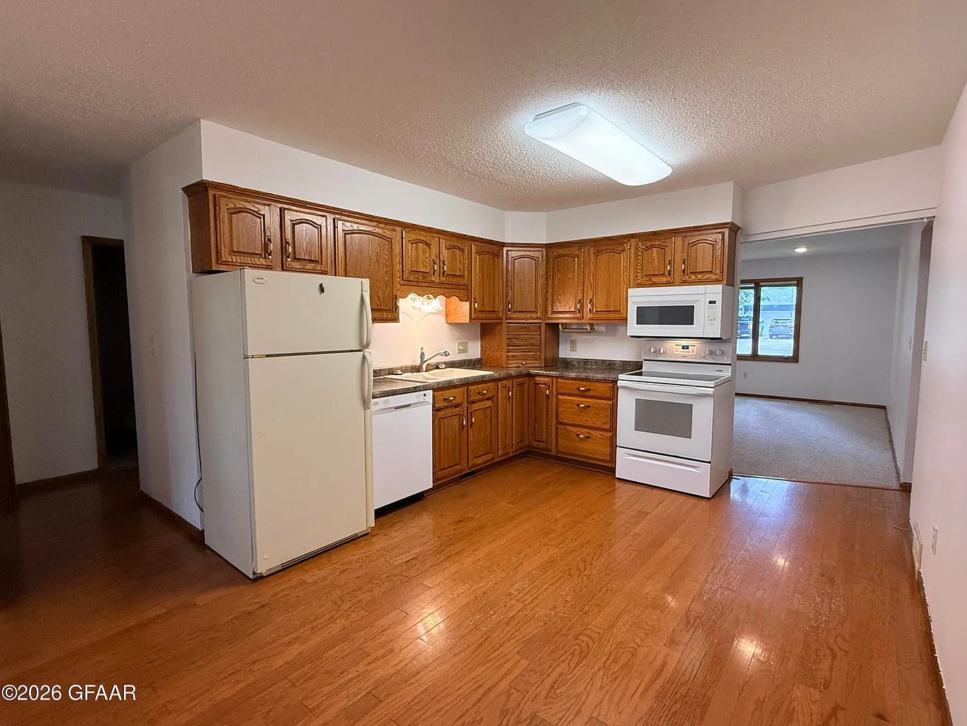 3 bed, 1370 sqft, $2,300 — Photo 3