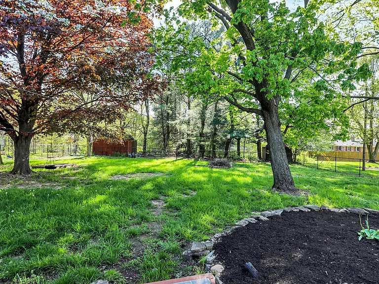 9803 Lakewood Dr W — Photo 40