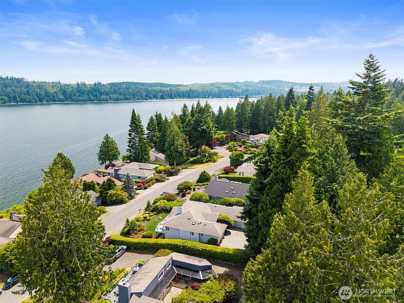 Southern views of Montgomery Lane and beyond into Ludlow Bay.>