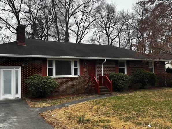 961 Hollywood Dr, Chesapeake, VA 23320