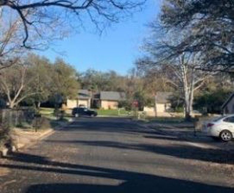 Exterior Neighborhood (street photo)