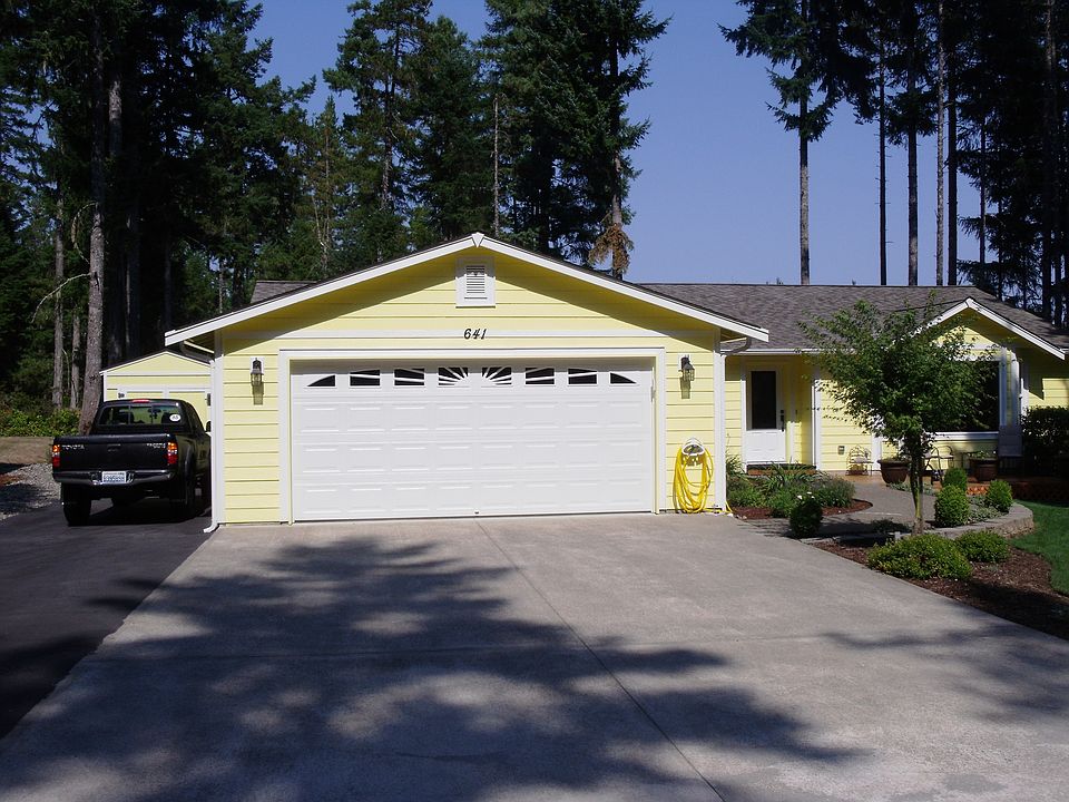 2nd image of 641 E Country Club Dr E