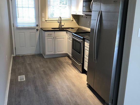 Cute kitchen with stainless & granite!
