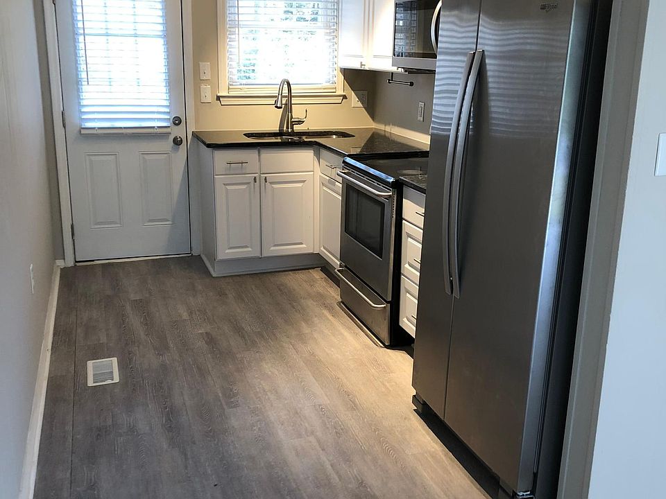 Cute kitchen with stainless & granite!