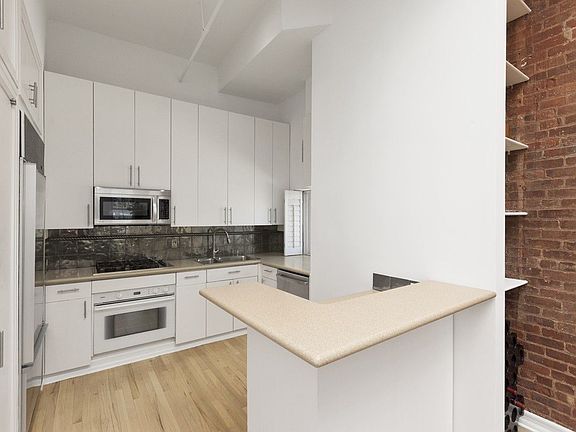 5th image of 426 West Broadway