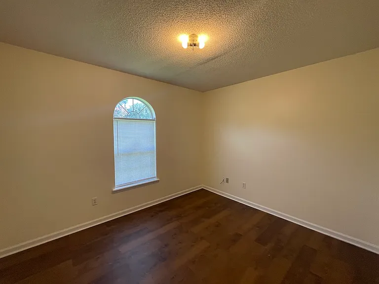 921 Pine Cone Cir — Photo 5