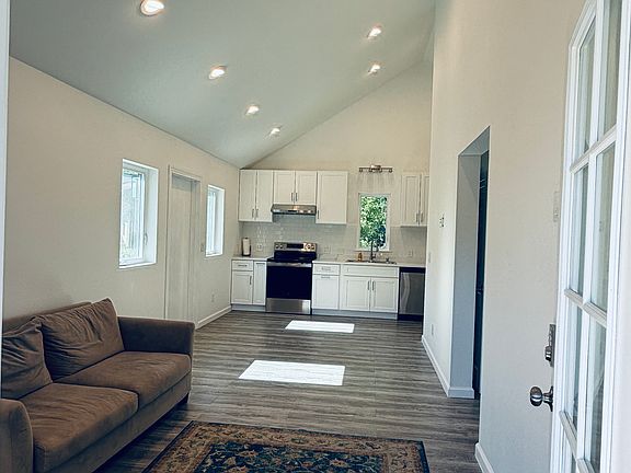 2nd image of 1209 Radcliffe Dr