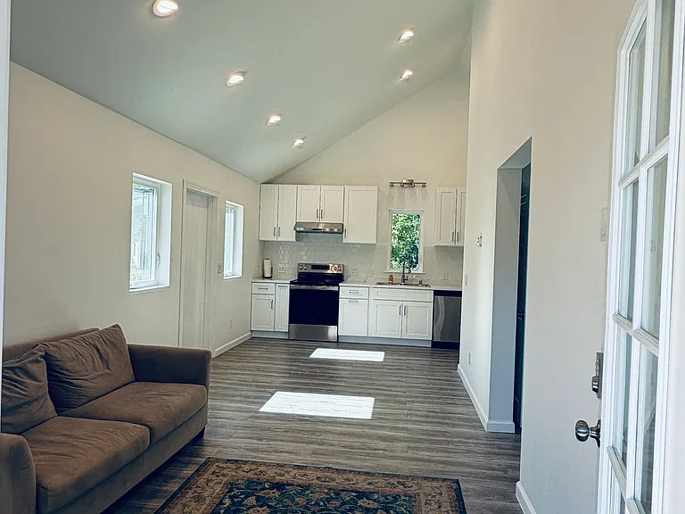1209 Radcliffe Dr — Photo 2