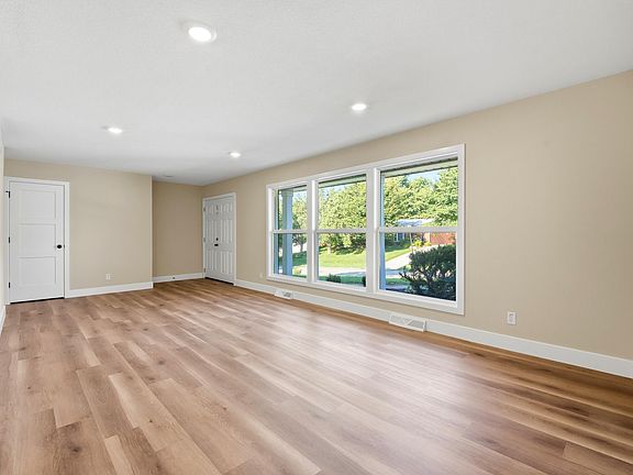 5th image of 1104 Falcon Dr