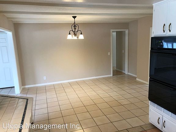 5th image of 207 E Woodstock Ave