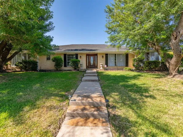 4437 Foxfire Way, Fort Worth, TX 76133