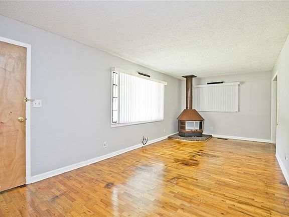 5th image of 205 SW F St