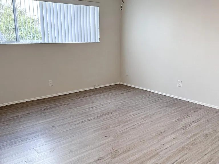 744 Loma Ave #3 — Photo 8