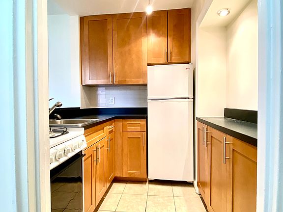 5th image of 523 E 78th St APT 6B