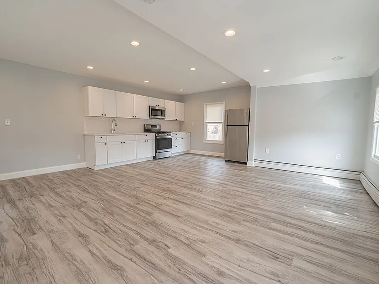 12 Union Ave — Photo 2