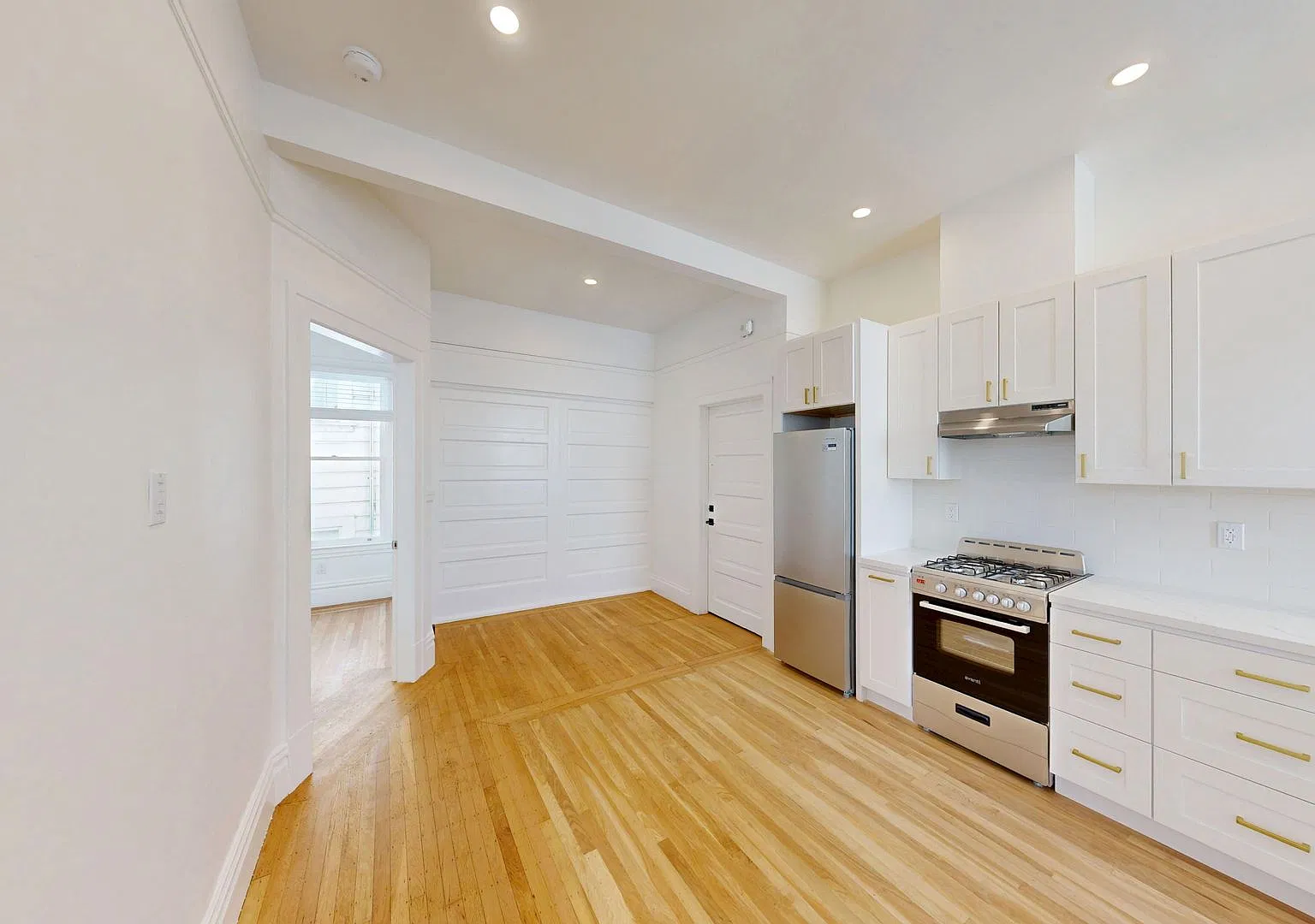 Newly Renovated Top Floor 1 Bedroom with Washer/Dryer — Photo 4
