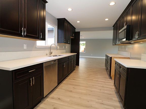 3rd image of 8584 Oak Ave