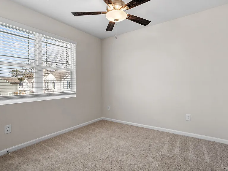 1012 Peony Ln — Photo 7