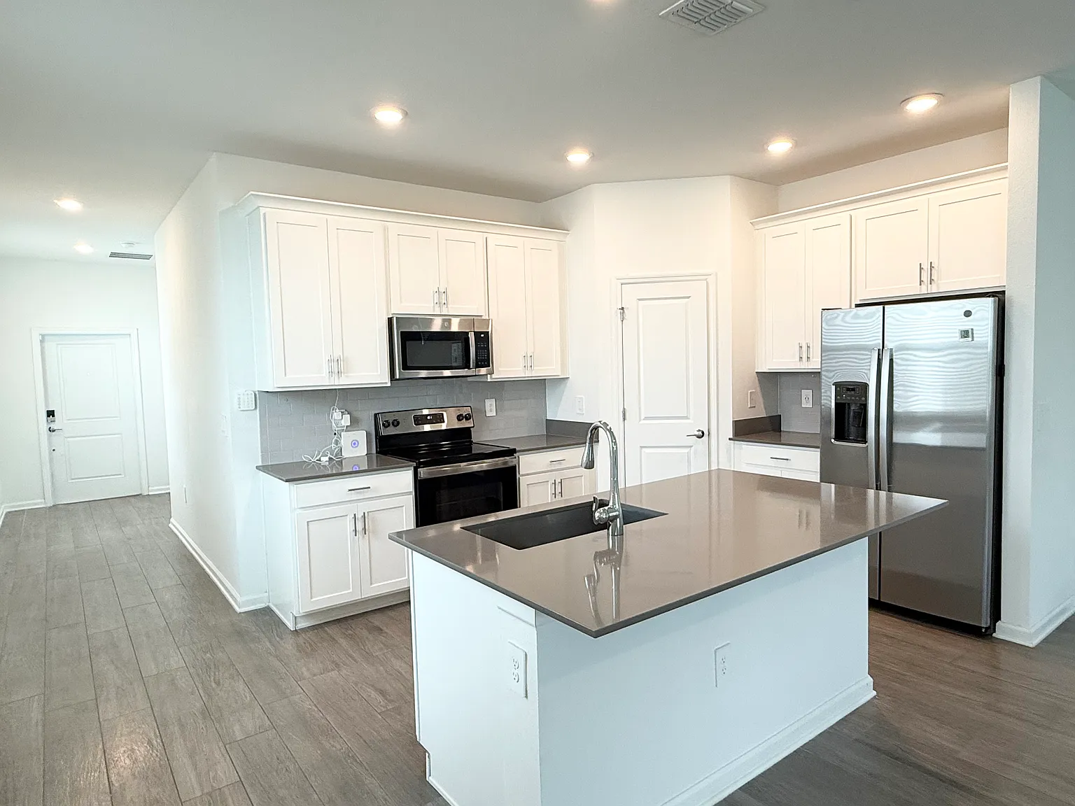 4 bed, 3.5 bath, 2559 sqft, $3,200 — Photo 4