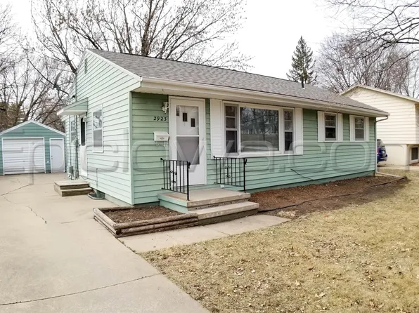 2923 Russell Dr NE, Cedar Rapids, IA 52402