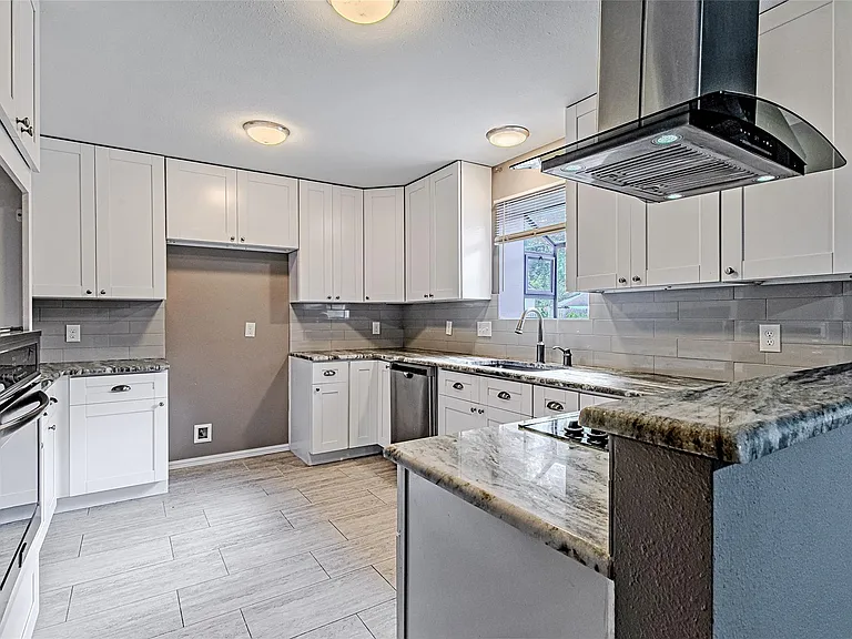 3323 Lost Hollow Dr — Photo 3