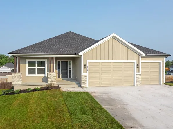 1708 Lolly Ct, Basehor, KS 66007