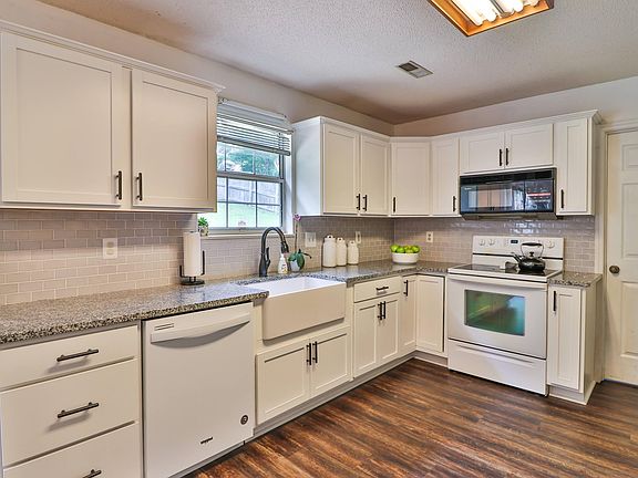 3rd image of 9233 Countryway Dr
