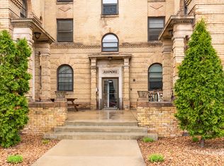 327 6th Ave SE #201, Minneapolis, MN 55414