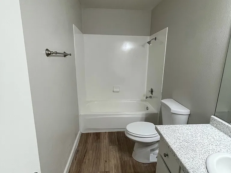 Evergreen apartments — Photo 9