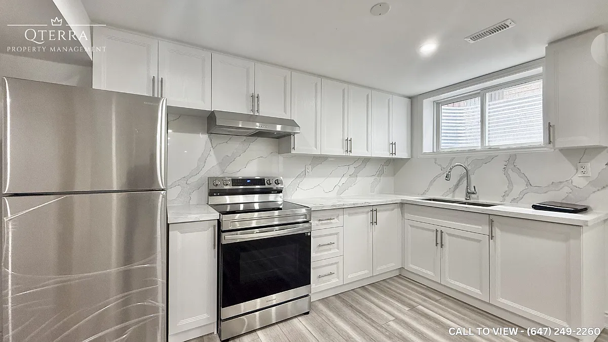 Building Photo - 48 Temple West Cres #2