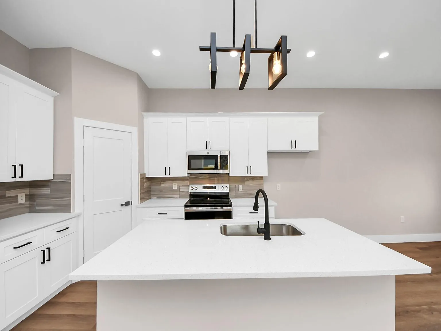 3 bed, 2.5 bath, 1656 sqft, $1,880 — Photo 1