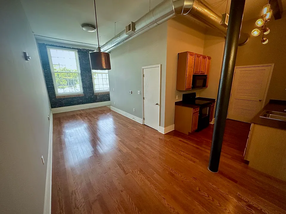 140 E Glenwood Ave #211