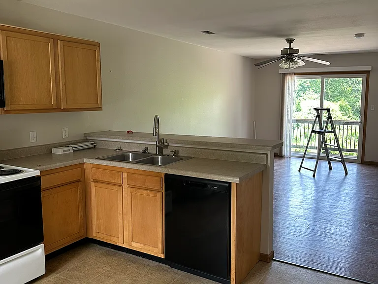 223 N Clinton St #4 — Photo 6