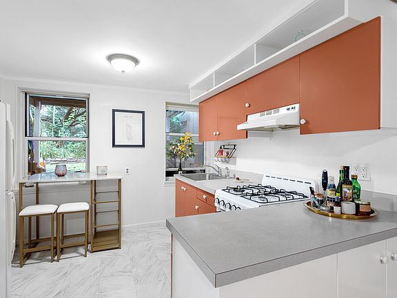 3rd image of 251 Warren St #1