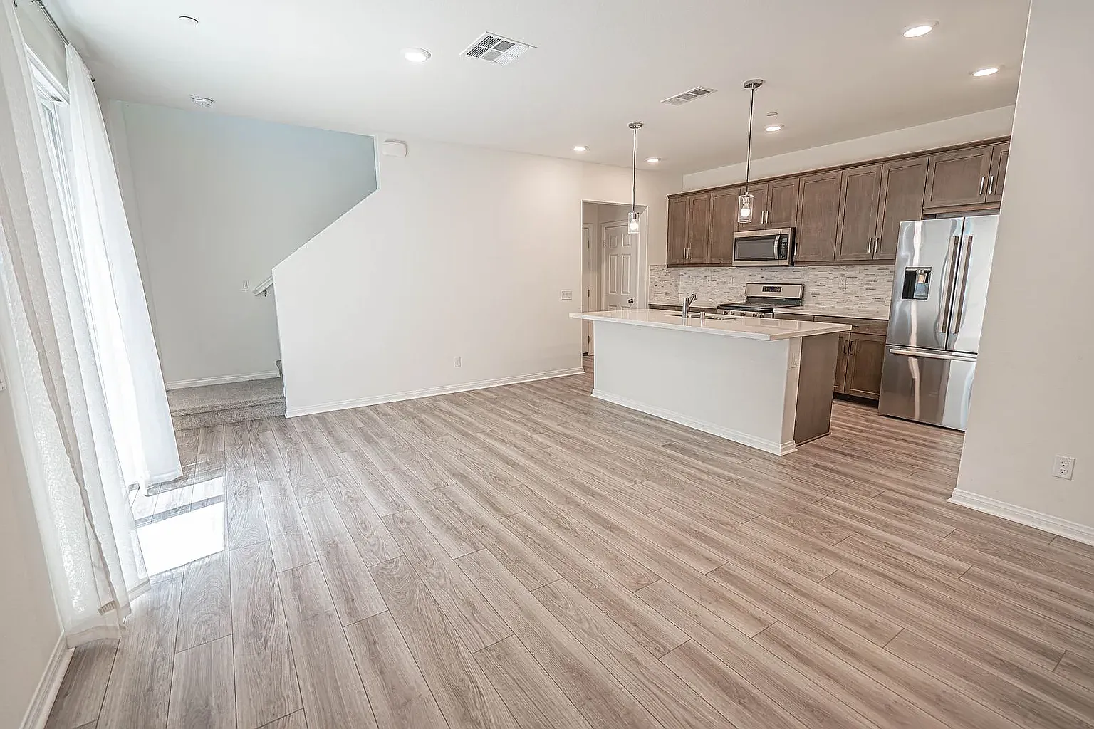 3 bed, 2.5 bath, 1590 sqft, $4,050 — Photo 4
