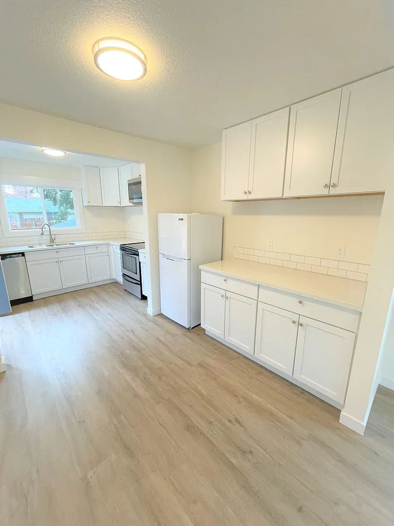 Remodeled 4 bedroom, 2 bath house, trilevel home — Photo 2