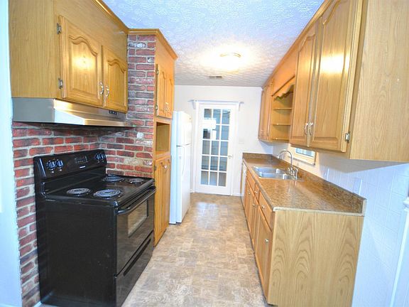4th image of 150 Lee Dr