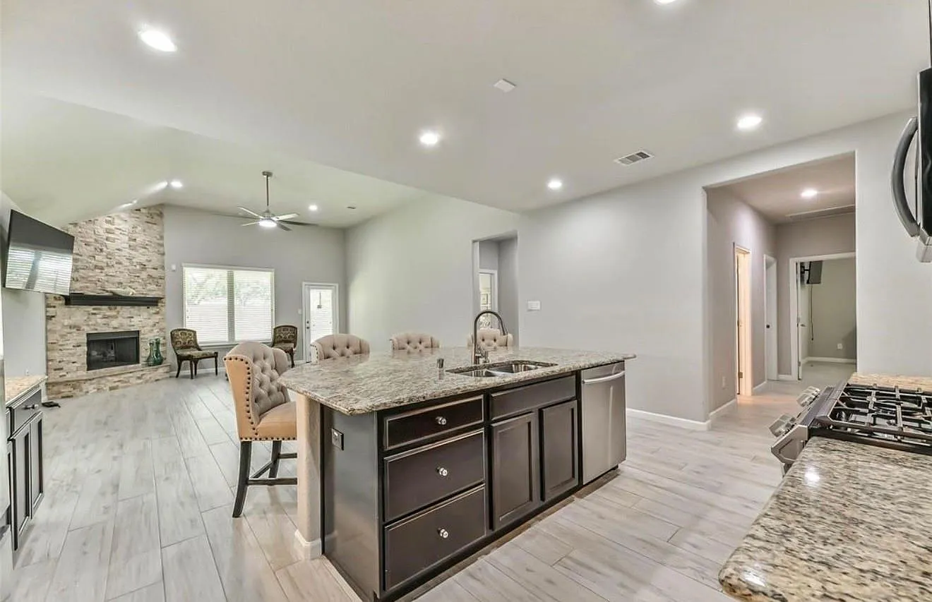 3 bed, 2.5 bath, 2587 sqft, $3,500 — Photo 4