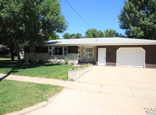 616 W 3rd Ave, Lennox, SD 57039