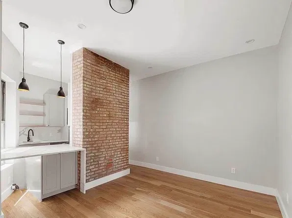 227 Kingsland Avenue image 1 of 8