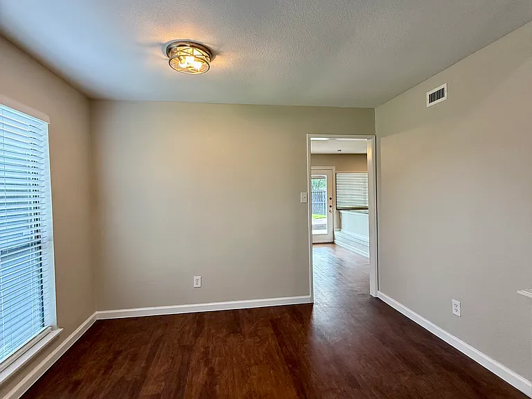 435 Clear Creek Ln — Photo 4