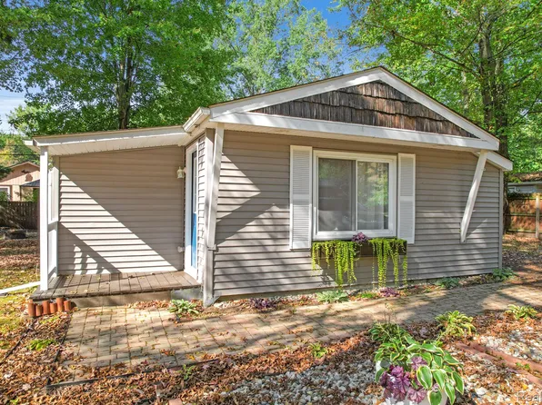 9106 Maple Rd, Algonac, MI 48001