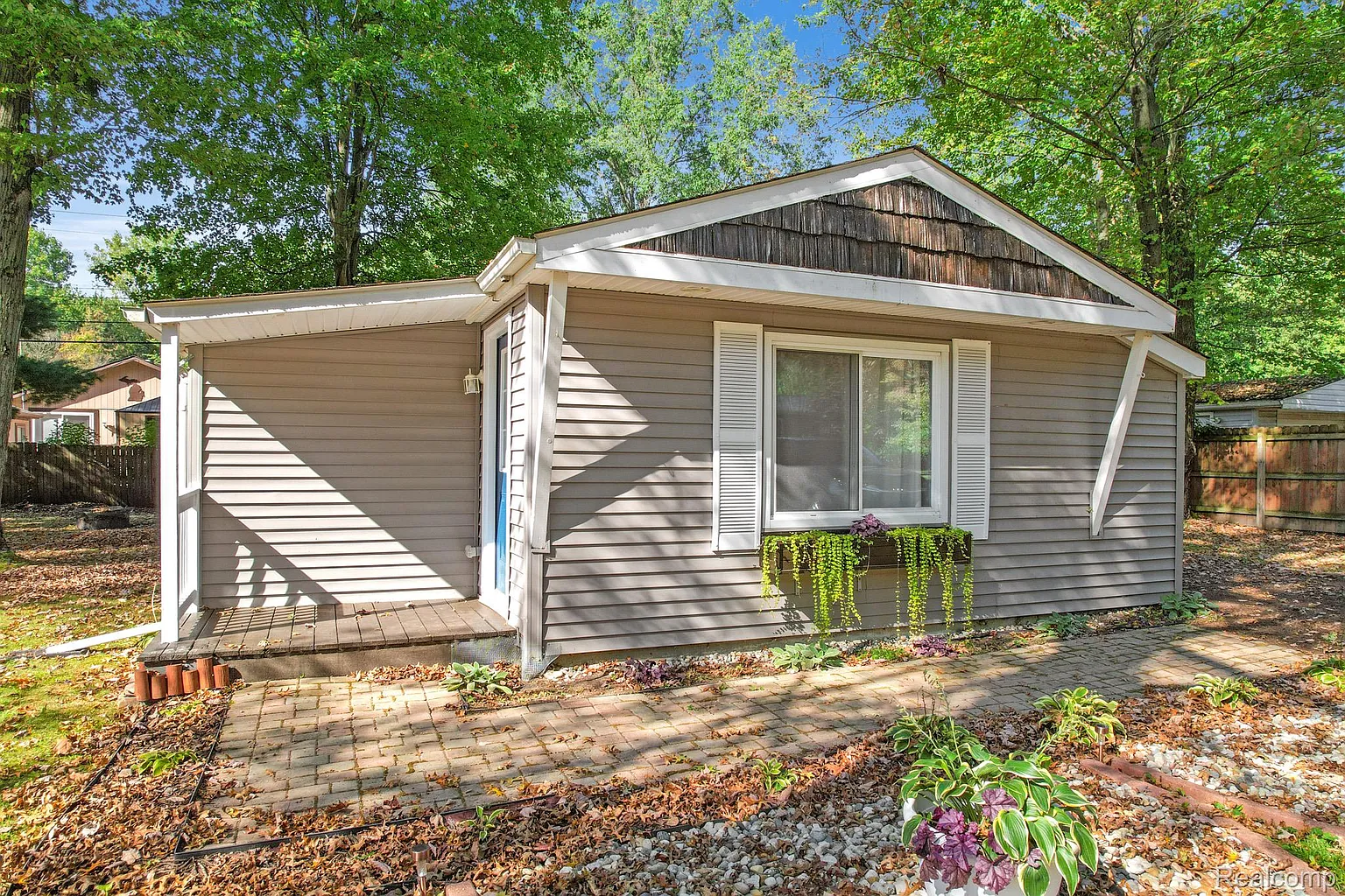 9106 Maple Rd photo 1