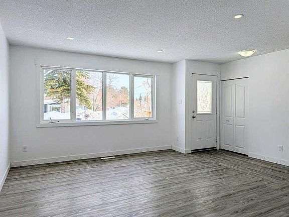 2nd image of 400 E 4th St NE