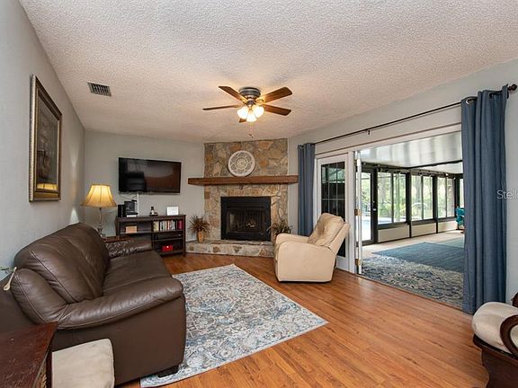 3rd image of 2100 Meadowbrook Dr