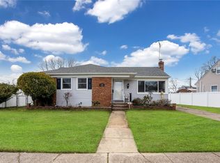 230 Gilling Rd, Seaford, NY 11783