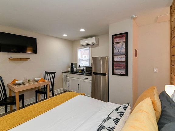 3rd image of 4715 Franklin Blvd #D
